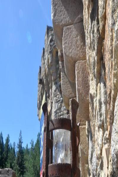 Castello Di Amorosa: ржавый фонарь на каменной стене